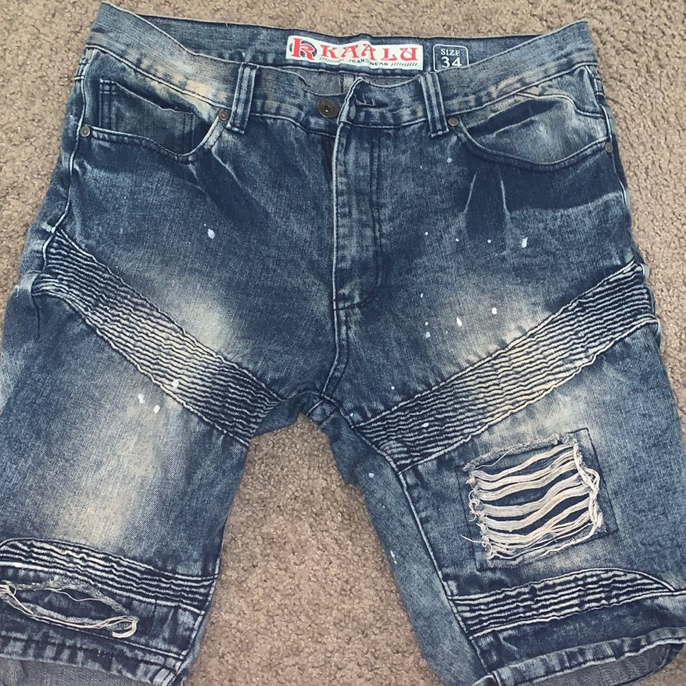 Jean-shorts.